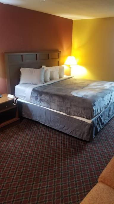 Hotel King Bed Room 236 Booking Стилуотър Екстериор снимка
